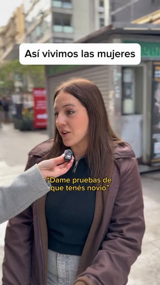 Compartir la ubicación, cruzar de vereda, avisar que llegamos, vivir acosos, sufrir abusos…es para nosotras una triste rutina. Vivimos en estado de alerta, real. La violencia de género no empieza con un golpe ni termina en el femicidio. Empieza antes. En esos comentarios que nadie frenó. En la broma que hizo tu amigo y te dice que “no te ofendas, es solo un chiste”. Empieza cuando fingís demencia, cuando la dejas pasar...es justo ese momento en el que te convertís en parte crucial de lo que sostiene este sistema. 11 años pasaron del primer Ni Una Menos hasta hoy. Pero la violencia no frenó: en 2025, 200 mujeres fueron víctimas de femicidio en Argentina y 144 niñas, niños y adolescentes perdieron a sus mamás como consecuencia de esa violencia. Desde 2017, en promedio, una mujer es asesinada cada 36 horas en nuestro país. La cifra cambia cada año, pero la emergencia continúa. Hoy 3 de junio volvemos a gritar Ni Una Menos ✊🏽💜 #NiUnaMenos #3j #violenciadegenero