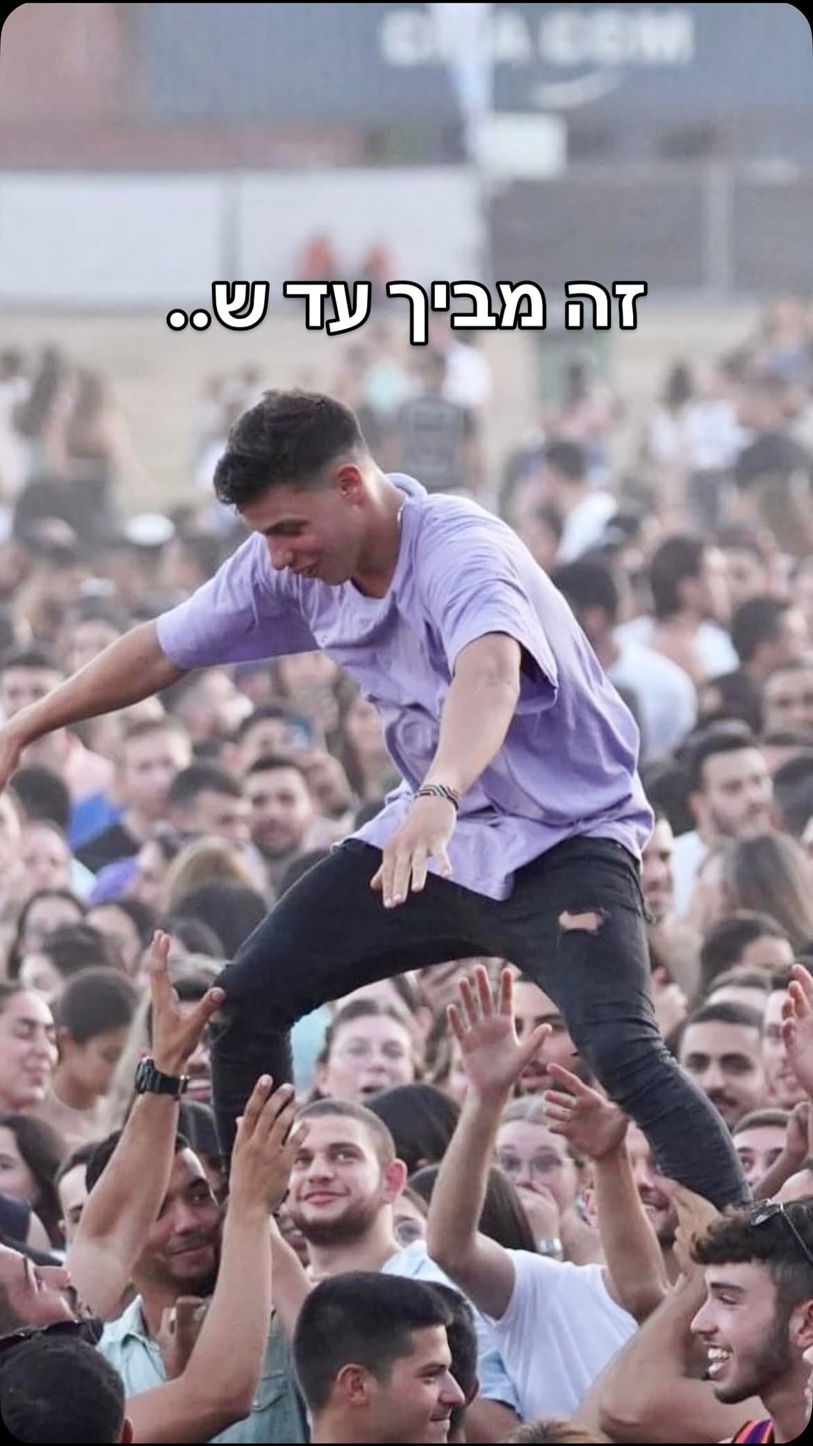 ⁨	לפני 3 שנים שחזרתי לעולם הזה הקולות בראש היו: 
״מה יגידו?״
״זה נראה מוזר…״
״יצחקו עליי.״

המחשבות האלה ליוו אותי הרבה זמן בתחילת דרכי,
מלא פחד. 
פעם הייתי נותנת להן לעצור אותי,
לוותר על עצמי ולקבוע מה אני אעשה ומה לא.

אבל באיזשהו שלב החלטתי לא לחשוב יותר מדי ופשוט לעשות, ללכת עם האמת שלי, 
בחרתי להתמודד עם המבוכה הזאת, 
לעשות למרות הפחד,
ולא לדפוק חשבון כל לאנשים שכביכול ״פחדתי ממה שיגידו״

מאז?
אני עושה את מה שאני רוצה, אוהב ומאמין. 
בלי לבקש רשות ובלי לחשוב מה האחר יגיד. 
בדרך שלי, הכי כנה שיש, 
עם אין סוף כבוד, אהבה ודרך ארץ. 

אל תתנו לקולות מבחוץ לנהל לכם את החיים.
אל תעצרו את עצמכם בגלל דעות של אחרים.
תזרמו עם מה שעושה לכם טוב אבל באותה דרך אל תשנו את עצמכם בשביל שמישהו אחר יאהב את הדמות הזאת. 

תתמידו גם כשזה גורם לאחרים להרים גבה,
כי דווקא שם קורה הקסם.

ברגע שאתם מצליחים להתעלות מעל הקושי הזה, ניצחתם 

ושמחו עליי בסוף זה הופך להשראה.⁩