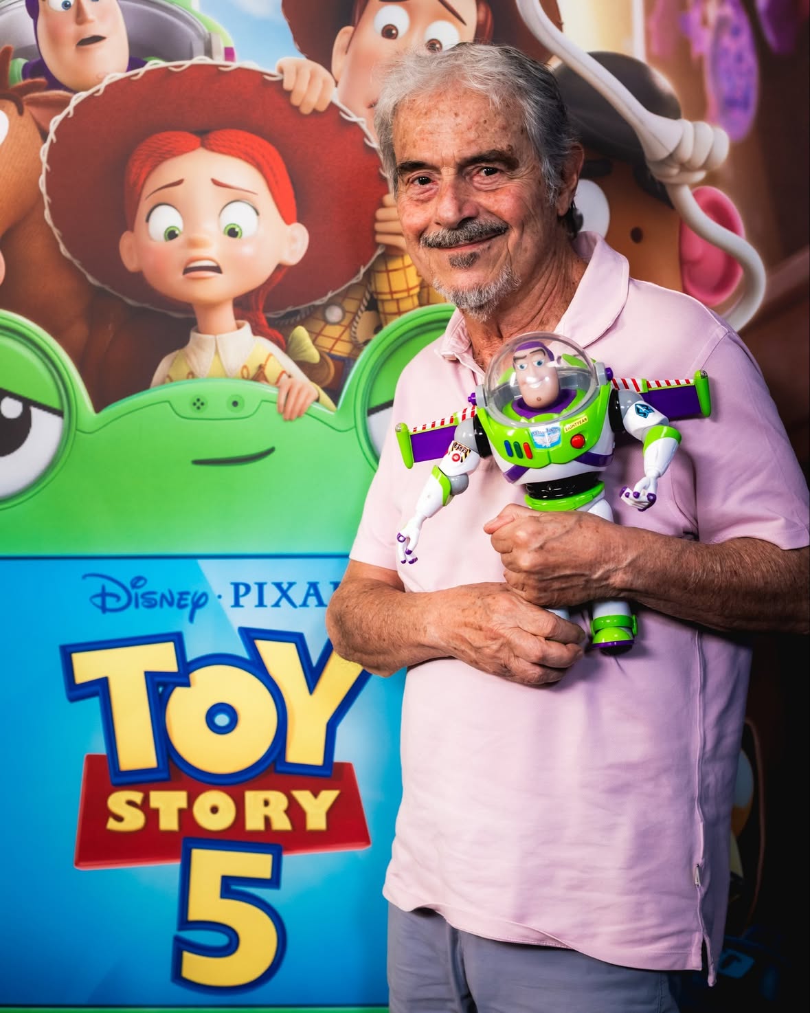 Verso l'infinito e oltre! 🧑‍🚀 Siamo orgogliosi di comunicare che Massimo Dapporto torna a prestare la sua voce al nostro Buzz Lightyear! ⁣
#ToyStory5 vi aspetta dal 18 Giugno solo al cinema.