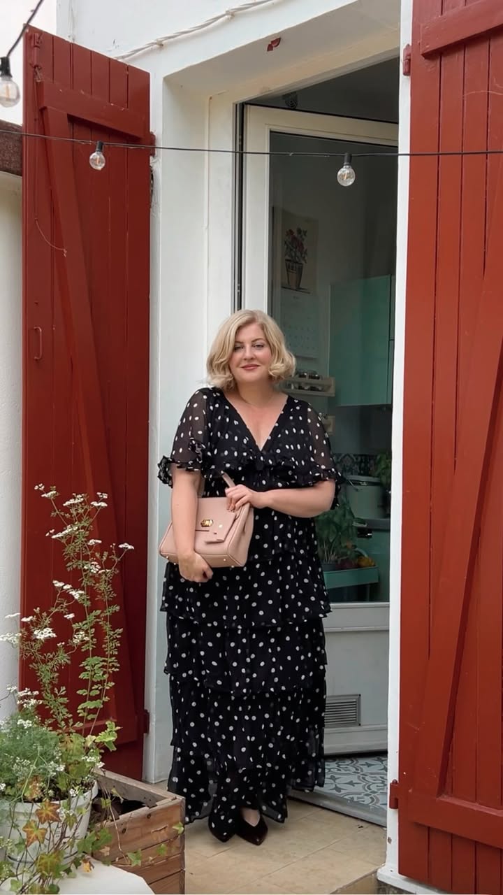 On passe une bonne partie de notre vie à essayer d’atteindre des critères qui changent plus vite qu’une tendance sur Instagram.
Mini-fesses, maxi-fesses, taille fine, corps androgyne, corps pulpeux... Les règles changent sans arrêt. Et celles qui les atteignent ? On les célèbre un instant avant de leur expliquer qu’il faut déjà ressembler à autre chose.
Alors aujourd’hui, j’avais envie de vous rappeler quelque chose : vous n’êtes pas en train d’échouer.
Le jeu est simplement conçu pour que personne ne gagne durablement.
Alors plutôt que de de courir après la prochaine version de nous-mêmes, apprenons à regarder celle qui est déjà là avec un peu plus de douceur ? Qu’en pensez-vous ?!
PS : les sacs que je porte dans cette vidéo sont de la marque @lancaster et ils m’accompagnent depuis plusieurs semaines. 🤍
Et vous là, je vous embrasse !
Elisa
