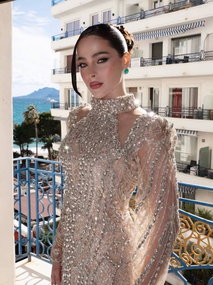 Some moments don’t need words. They shine on their own.

Dress :  @studio.tasmimzobaear