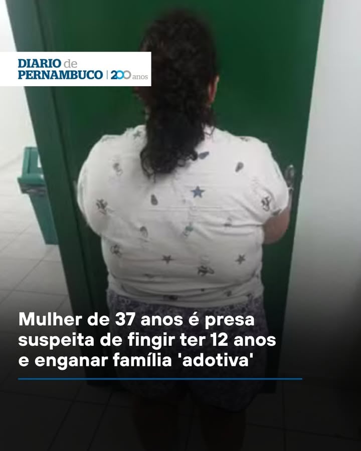 Uma mulher de 37 anos foi presa em flagrante nessa terça-feira (2), por policiais civis da 6ª Delegacia de Polícia de Joinville, no Norte de Santa Catarina, suspeita de se passar por uma adolescente de 12 anos e viver por 14 meses como filha adotiva de uma família no distrito de Pirabeiraba. Segundo a Polícia Civil, ela confessou o crime e é investigada por estelionato e falsa identidade. O verdadeiro nome da suspeita não foi divulgado.

De acordo com a investigação, a mulher se apresentou como “Gabriele” e foi detida na casa das vítimas. A Polícia Civil informou ainda que ela tem antecedentes penais por golpes semelhantes em outros estados e “confessou integralmente a autoria dos fatos”. Após a lavratura do auto de prisão em flagrante e a realização dos procedimentos de praxe, ela foi encaminhada ao Presídio Regional de Joinville, onde permanecerá à disposição da Justiça.

Conforme o delegado Rodrigo Bueno Gusso, a suspeita chegou à família depois de procurar uma igreja em Joinville e dizer ao pastor que havia fugido do Pará por sofrer maus-tratos. A comunidade religiosa acolheu a mulher, passou a ajudá-la financeiramente e conseguiu uma casa para ela ficar.

Com o tempo, a família que a abrigou criou vínculo emocional com a suspeita e passou a tratá-la como filha. Para sustentar a farsa de que era adolescente, ela afirmava ter autismo e outras condições clínicas. Também dizia que seus traços adultos seriam consequência do uso forçado de hormônios na infância, quando teria sido abusada.

A Polícia Civil informou que a mulher também simulava comportamentos infantilizados e lúdicos, como o uso de mamadeiras, chupetas e um “cheirinho” para dormir. A investigação aponta ainda que ela forjava crises de pânico à noite, afinava a voz e fazia drama para chamar atenção.

Segundo o delegado, os pais chegaram a organizar uma festa de aniversário de 12 anos para ela, compraram medicamentos para obesidade e manifestaram interesse em oficializar a adoção. Mesmo assim, a suspeita desconversava sempre que o assunto surgia. Ela também não andava com documentos.

Leia mais no link da bio.

Foto: Reprodução

#brasil