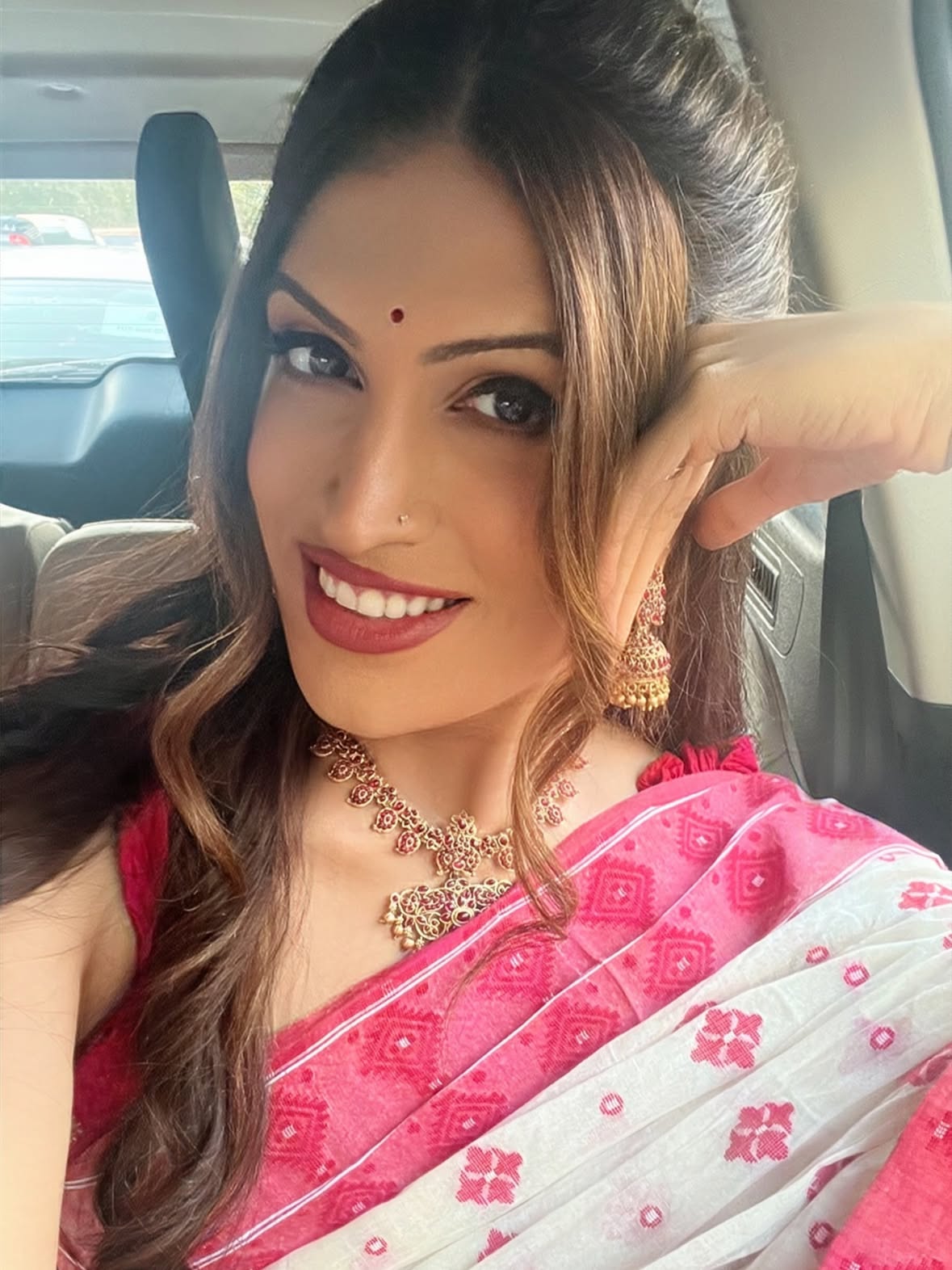 NamaSLAY !!!! 

Something veryyyyy cool coming up with @womaniloveyou and @arsalaqureishi !!! 

Stay tuned 💝💝💝

@lovelingopodcast 

Make up @makeup_vaishnavi 
Hair @_raziea 
Authentic Dhakai Jamdani Saree gifted by my Godmother all the way from Kolkata 
Blouse @kajrakh 

#namaslay #pridemonth #pride #lgbt #ranikohenur