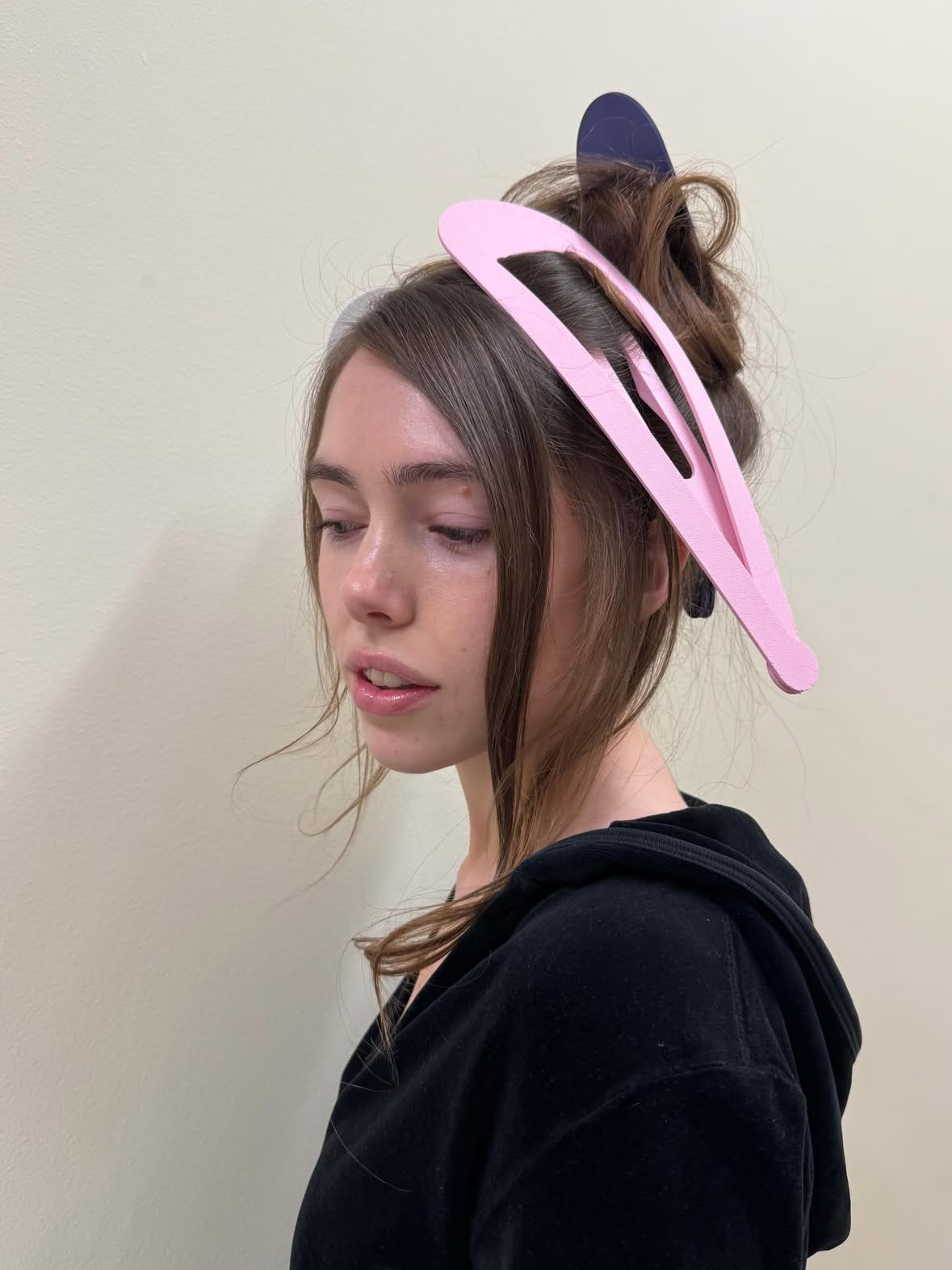 Big hair clip energy 📎✨

@beatarydbacken (Beata Rydbacken) is obsessed with scale and distorted proportions and brings this passion into her hair clips. 

“I love when you can tell that someone is genuinely having fun just by looking at their work.”

Videos and photos by @beatarydbacken