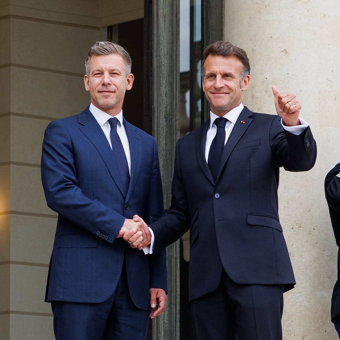 Bienvenue, cher Péter Magyar. 

C’est une nouvelle ère qui s’ouvre en Hongrie, mais aussi pour la Hongrie en Europe !

Nous décidons aujourd’hui de lancer la préparation d’un nouveau partenariat stratégique entre la Hongrie et la France, à signer d’ici la fin de l’année. 

Il permettra d’approfondir nos relations dans des secteurs stratégiques comme la défense, l’énergie nucléaire, les infrastructures, les transports ou encore l’agriculture. 

Il contribuera également à notre agenda de souveraineté européenne, capable d’agir pour sa sécurité et sa défense, de renforcer sa compétitivité et de protéger sa démocratie.