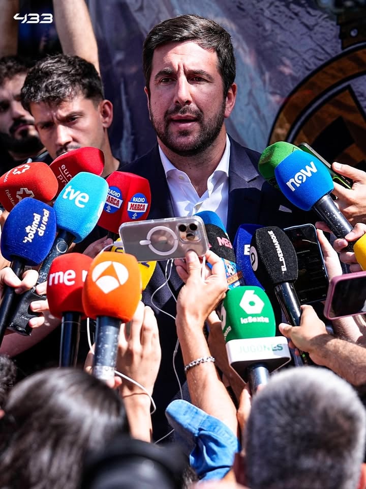🚨 𝐑𝐄𝐀𝐋 𝐌𝐀𝐃𝐑𝐈𝐃 𝐏𝐑𝐄𝐒𝐈𝐃𝐄𝐍𝐓𝐈𝐀𝐋 𝐂𝐀𝐍𝐃𝐈𝐃𝐀𝐓𝐄 𝐄𝐍𝐑𝐈𝐐𝐔𝐄 𝐑𝐈𝐐𝐔𝐄𝐋𝐌𝐄 𝐃𝐎𝐄𝐒 𝐁𝐎𝐋𝐃 𝐂𝐋𝐀𝐈𝐌 💣 : "𝐌𝐘 𝐒𝐔𝐏𝐄𝐑𝐒𝐓𝐀𝐑 𝐒𝐈𝐆𝐍𝐈𝐍𝐆 𝐈𝐒 𝐄𝐑𝐋𝐈𝐍𝐆 𝐇𝐀𝐀𝐋𝐀𝐍𝐃" 🧐

Enrique Riquelme has claimed that his two big signings if he is voted Real Madrid president are Rodri & Haaland.

Riquelme showed documents that allegedly proving that Haaland will join Real Madrid if he wins the election.

Riquelme: "Erling Haaland has a 𝗥𝗘𝗟𝗘𝗔𝗦𝗘 𝗖𝗟𝗔𝗨𝗦𝗘 at Manchester City. If I win, he will play for Real Madrid."