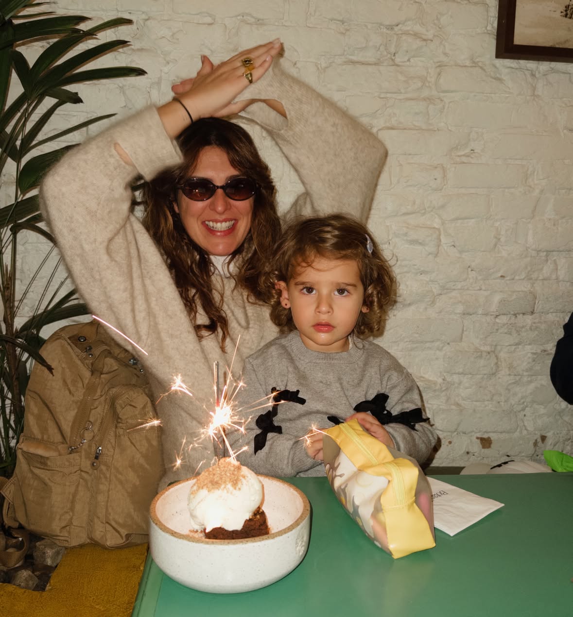 04/06/1983
43 anos 
Cheguei ate aqui…talvez não do jeito que uma Fepinha lá de trás imaginou em vários momentos, mas cheguei.
Nossa…já vivi algumas versões de mim. Algumas eu amei. Outras precisei deixar pra trás. Algumas eu ainda estou entendendo. A verdade é que o tempo não traz respostas pra tudo. Mas traz perspectiva.
Hoje eu sei melhor quem eu sou, o que importa, o que vale a minha energia e o que nem perco meu tempo…
Esse meu último ano me desafiou de formas que eu não esperava. Também me presenteou com encontros, aprendizados, amor, amizade, trabalho e estar sempre perto da maior sorte da minha vida.
Sigo curiosa sobre o que vem pela frente.
Que venham os 43…com saúde, coragem, boas histórias e aquele espaço para me surpreender.

Obrigada a todos que caminham comigo