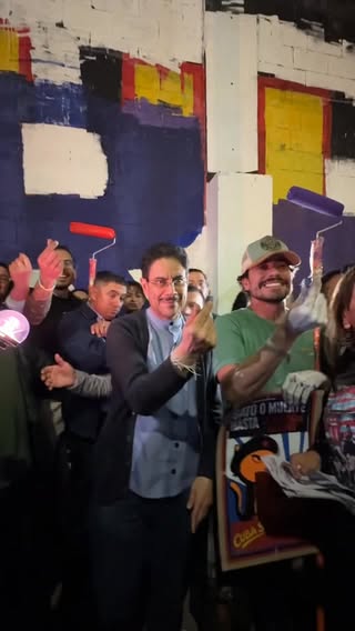 Así se vivió el encuentro de nuestro candidato presidencial @ivancepedacastr con las juventudes en Bogotá, que pintan un mural de respaldo a la campaña.

Con arte, movilización, pedagogía y presencia en las calles, seguimos convocando a la ciudadanía a llenar las urnas de esperanza y alcanzar la victoria en segunda vuelta. ✊🏼🇨🇴